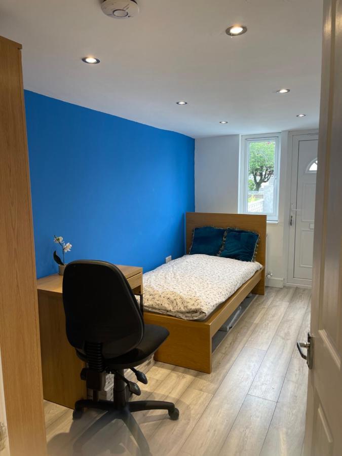 One Bedroom In Spacious Bungalow, Free Parking & Private Entrance Edinburgh Exterior photo