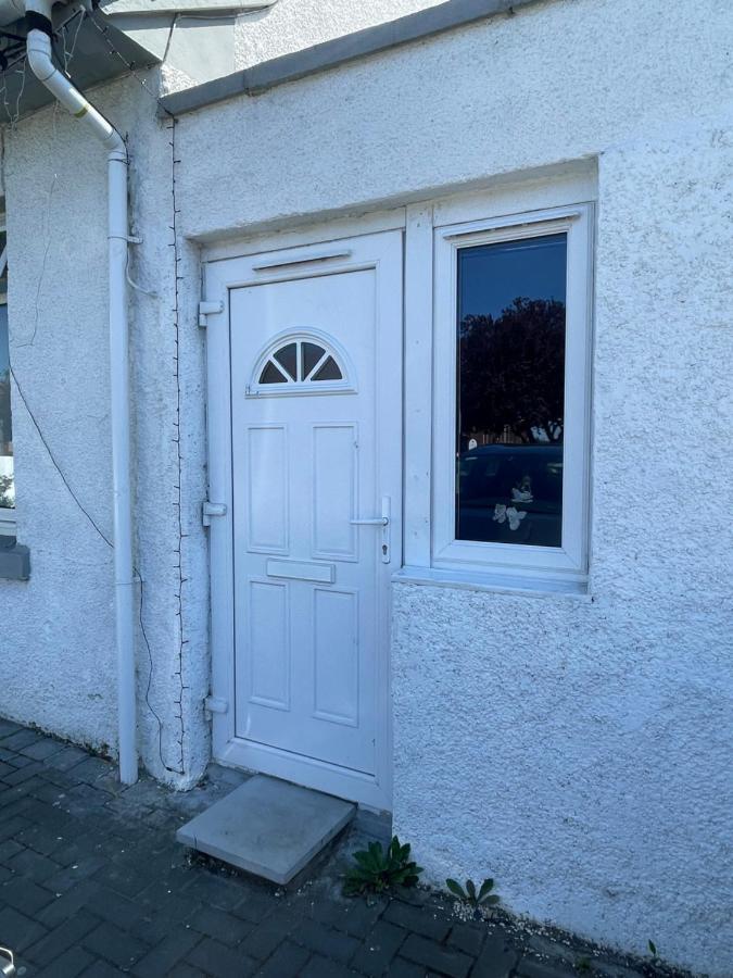 One Bedroom In Spacious Bungalow, Free Parking & Private Entrance Edinburgh Exterior photo